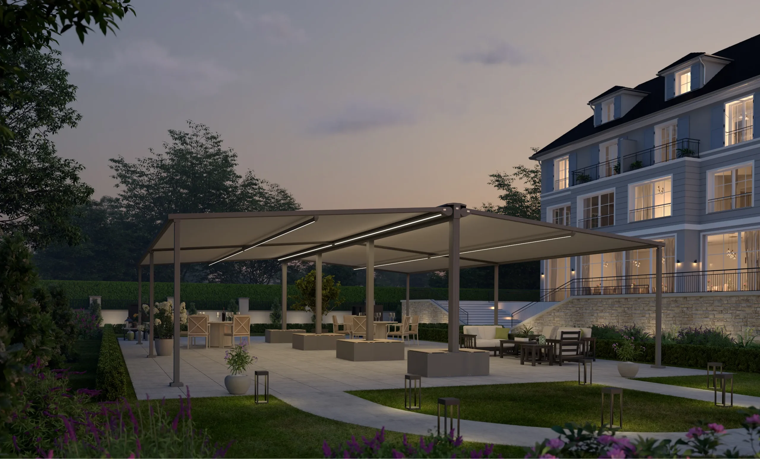 Lewens Universaltragrahmen mit Beschwerungskästen – freistehende Markisen-Konstruktion mit LED-Beleuchtung auf Terrasse. Graue Metallkästen unter den Pfosten ermöglichen stabilen Stand ohne Bohren in den Belag.