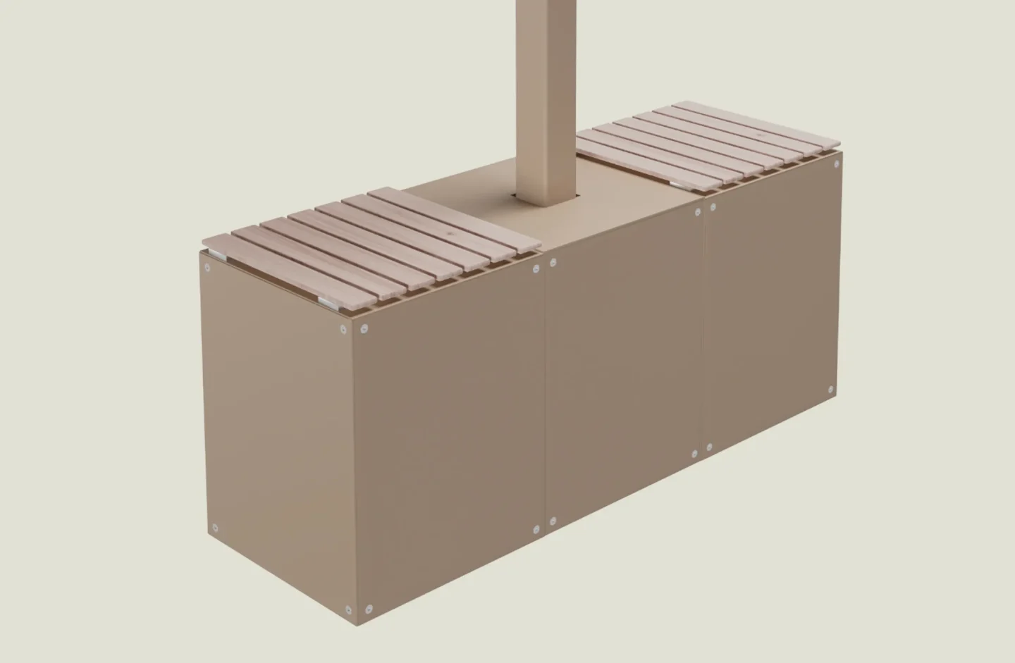 Lewens Beschwerungskasten mit Sitzauflagen – Detailansicht. Ein rechteckiger Beschwerungskasten in Beige mit zwei Sitzauflagen aus Lärchenholz mit Lamellen-Oberfläche. Der Kasten wird von einem Pfosten durchdrungen.