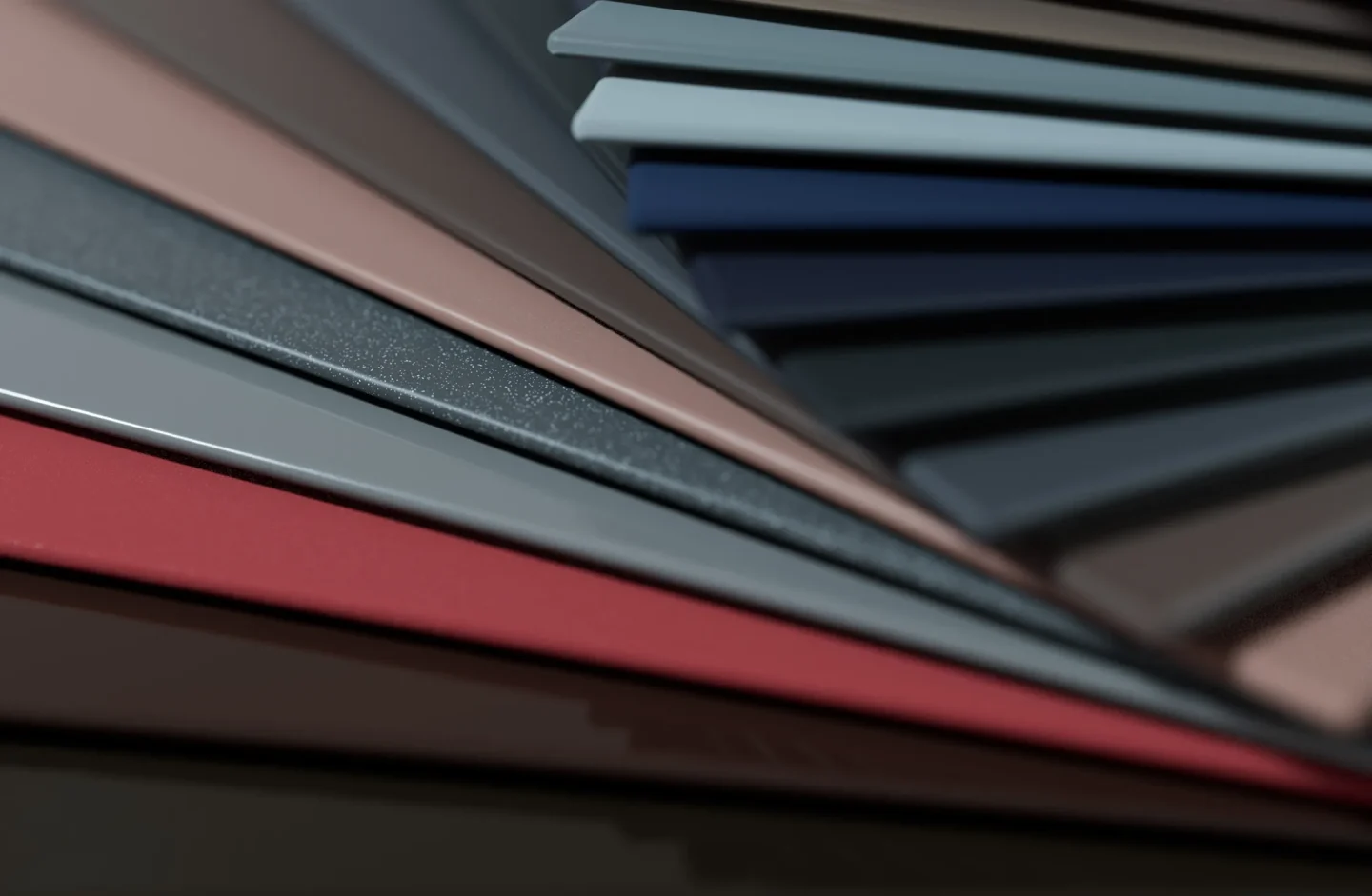 Lewens Gestellfarben-Farbpalette: Übereinander angeordnete Farbmuster in Rot, Braun, Grau, Blau, Weiß und Schwarz zur Auswahl für Markisen und Pergolen.