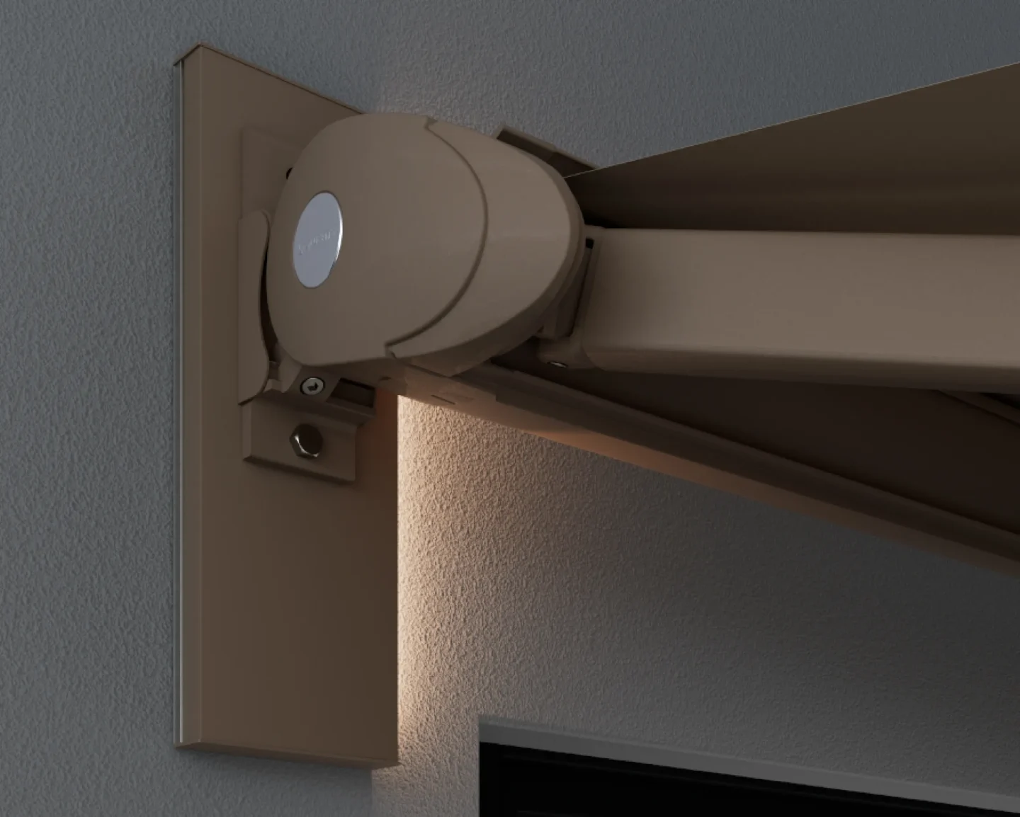 Lewens Vertikalkonsole montiert an einer strukturierten grauen Wand. Die schlanke, vertikale Befestigungskonsole in Braun verteilt die Last von Markisen, Pergolen und Fassadenanlagen flächig auf der Wand. An der linken Kante der Konsole ist eine weiße LED-Beleuchtung integriert. Die Konsole liegt flach an der Wand an, ohne auffällige Druckplatten.